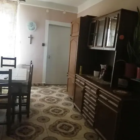 Mari Vendeghaz Casa de Férias